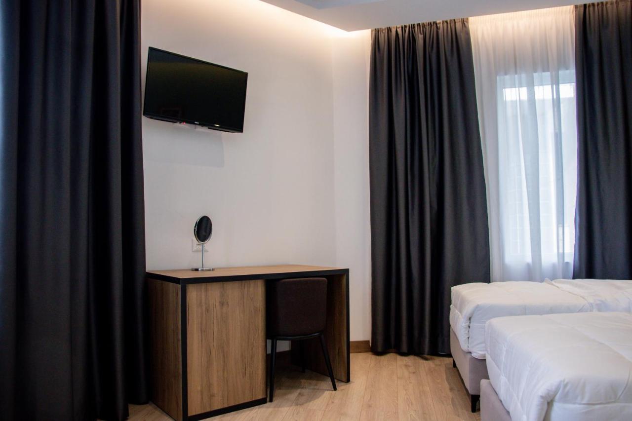 Hotel Blini Shkoder Bagian luar foto