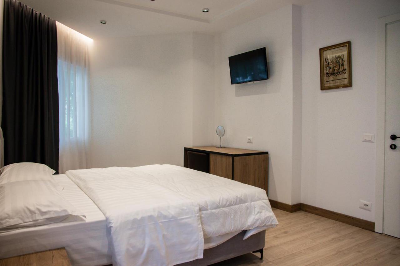 Hotel Blini Shkoder Bagian luar foto