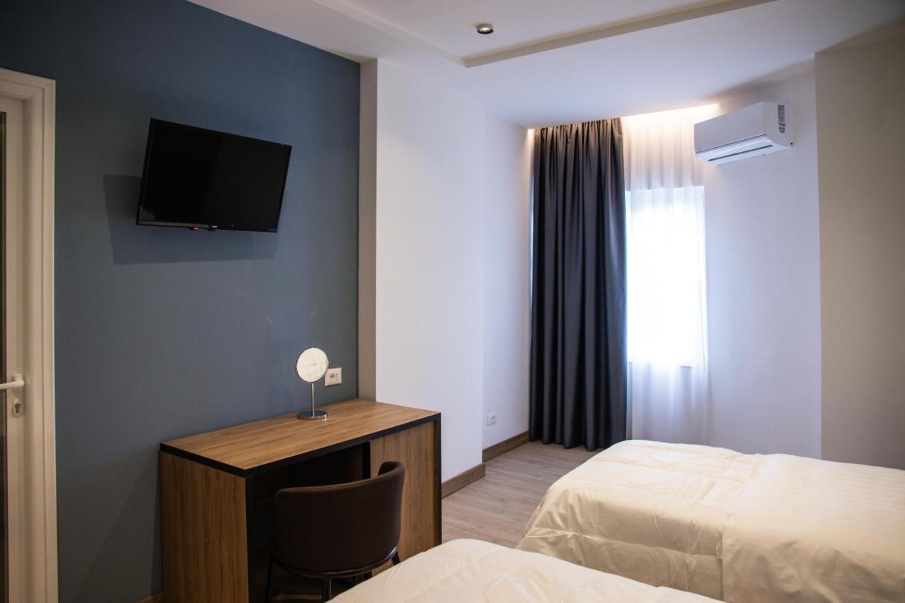 Hotel Blini Shkoder Bagian luar foto