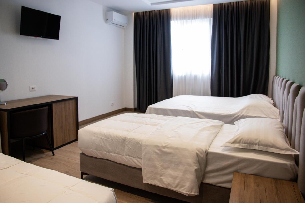 Hotel Blini Shkoder Bagian luar foto