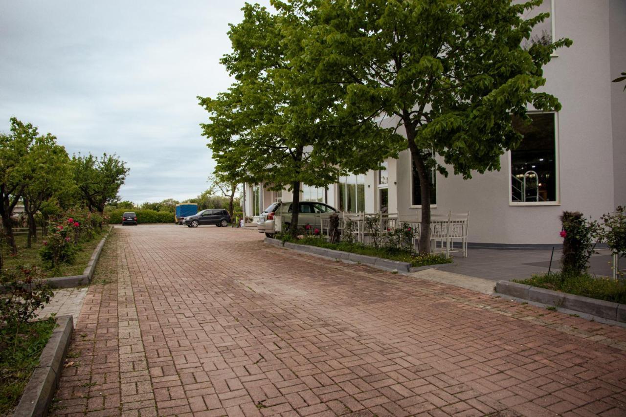 Hotel Blini Shkoder Bagian luar foto