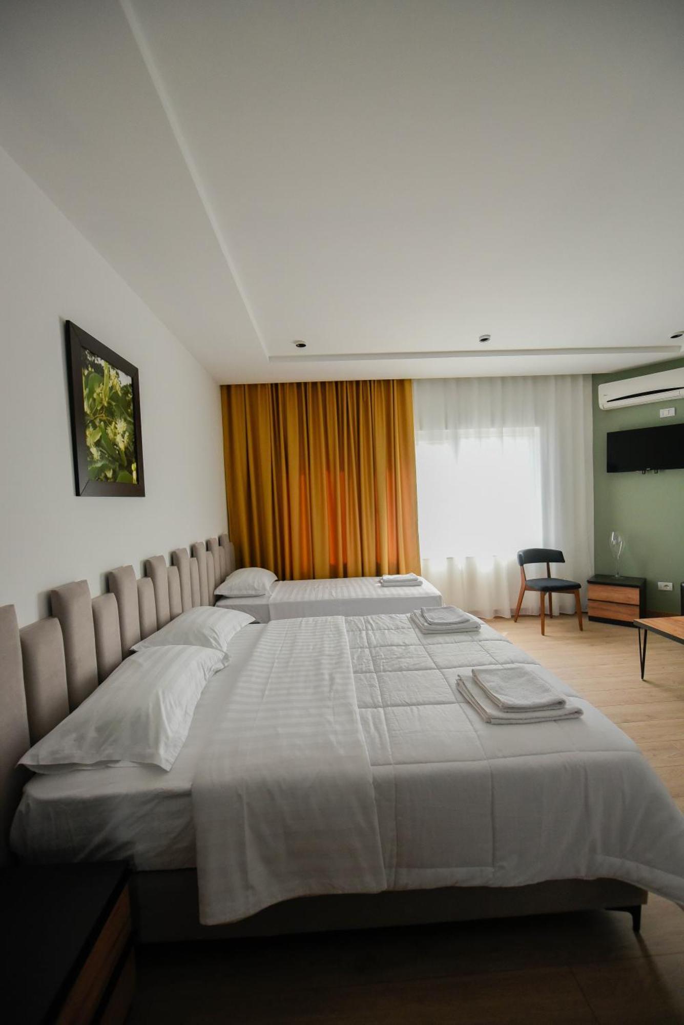 Hotel Blini Shkoder Bagian luar foto