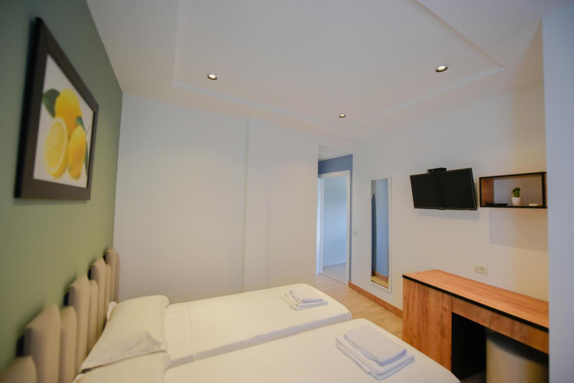 Hotel Blini Shkoder Bagian luar foto